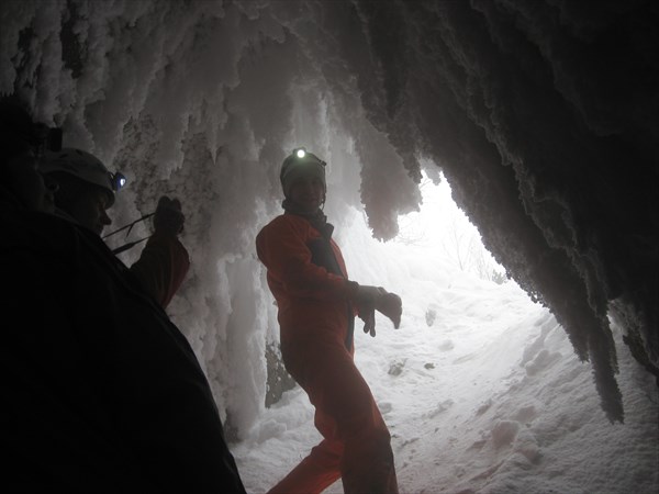 Ледяные сталактиты на входе